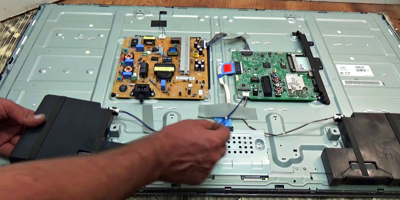 Разборка телевизора, демонтаж плат, шлейфов, матрицы